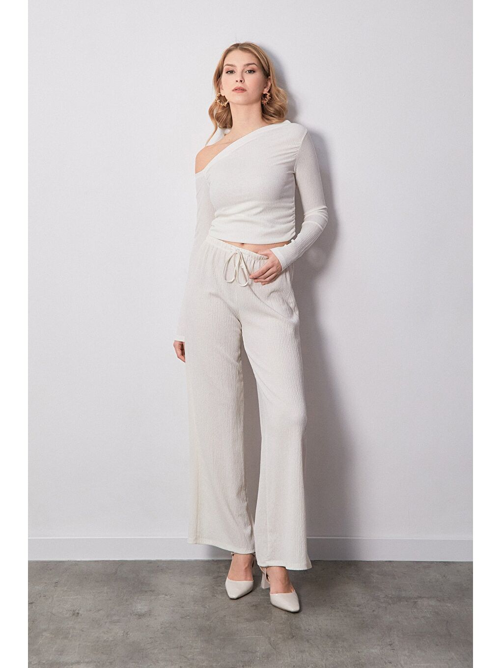 Ekru Bürümcük Kumaş Drapeli Kayık Yaka Bluz