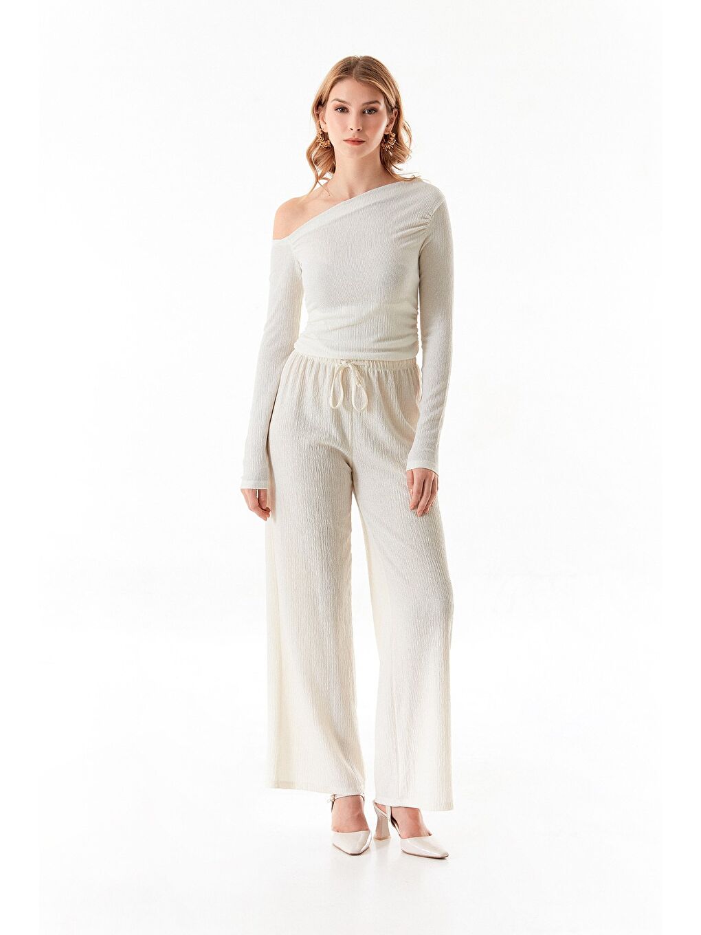 Ekru Bürümcük Kumaş Drapeli Kayık Yaka Bluz-4