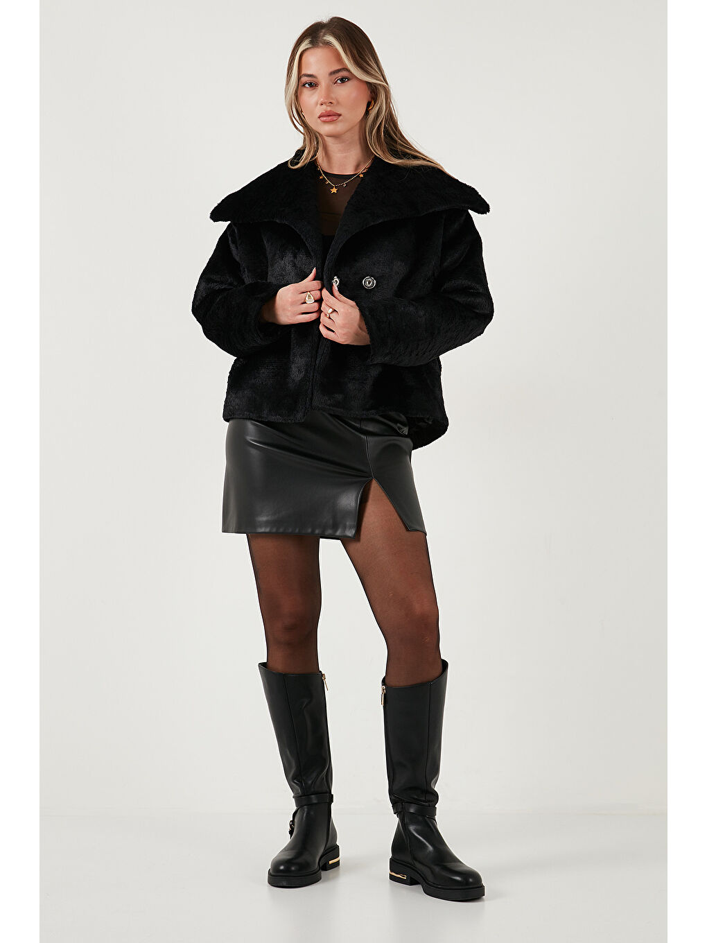 Siyah Oversize Geniş Yaka Çıtçıt Düğmeli Astarlı Pelüş Mont 6839623-1