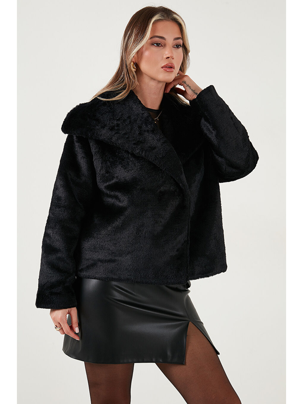 Siyah Oversize Geniş Yaka Çıtçıt Düğmeli Astarlı Pelüş Mont 6839623-2
