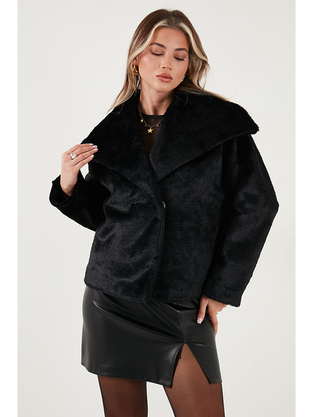Siyah Oversize Geniş Yaka Çıtçıt Düğmeli Astarlı Pelüş Mont 6839623-3