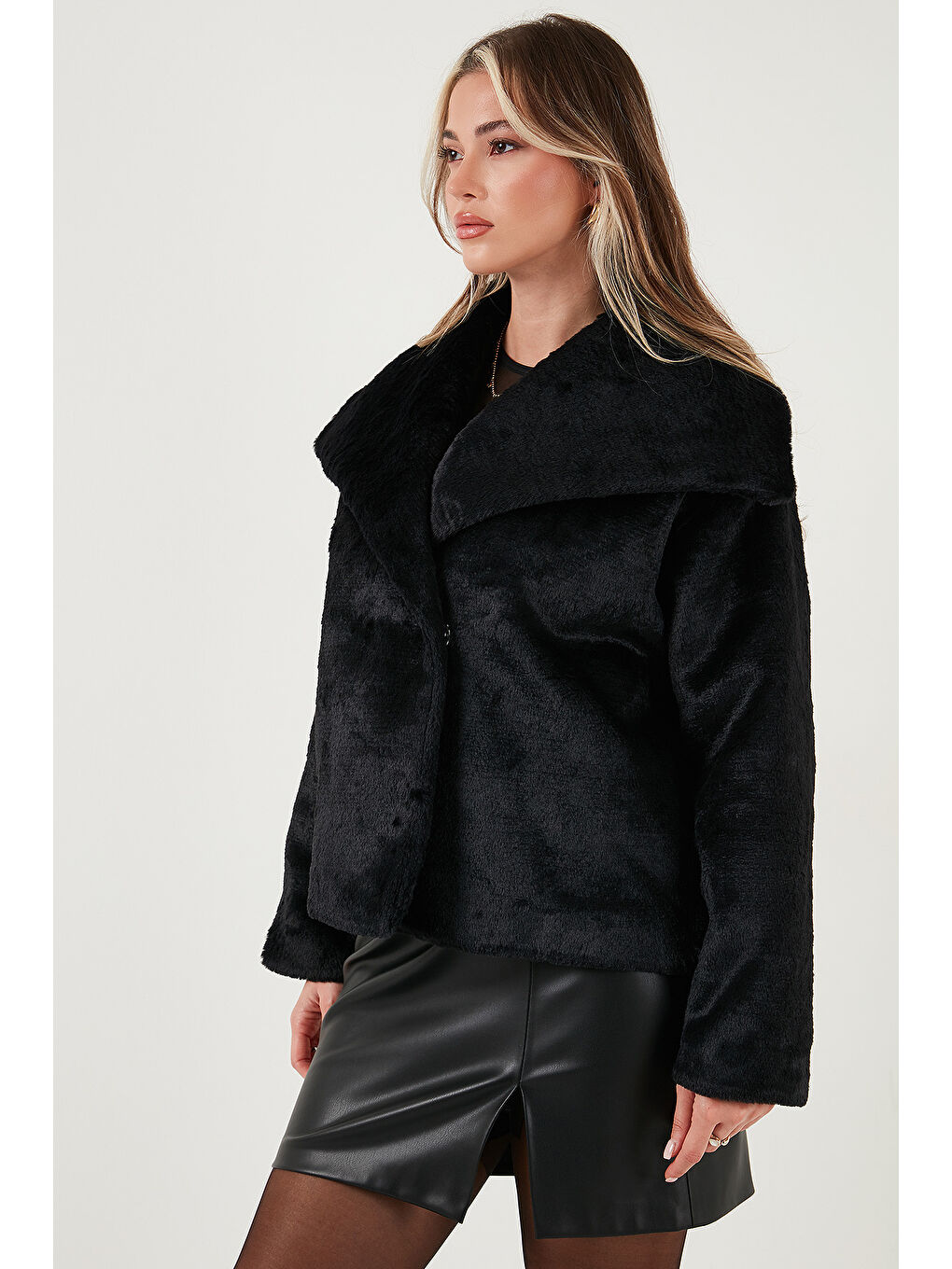 Siyah Oversize Geniş Yaka Çıtçıt Düğmeli Astarlı Pelüş Mont 6839623-4