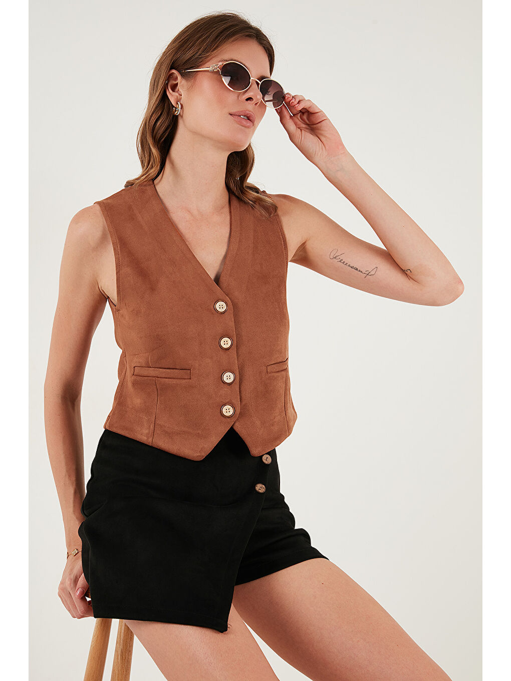 Kahverengi Fitted V Yaka Düğmeli Crop Scuba Süet Kadın Yelek 5865576