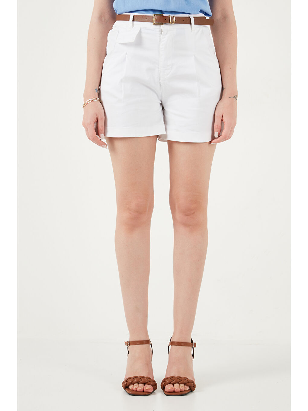 Beyaz Kemer Detaylı Relaxed Fit Yüksek Bel Pamuklu Kadın Şort 668YP5448-4