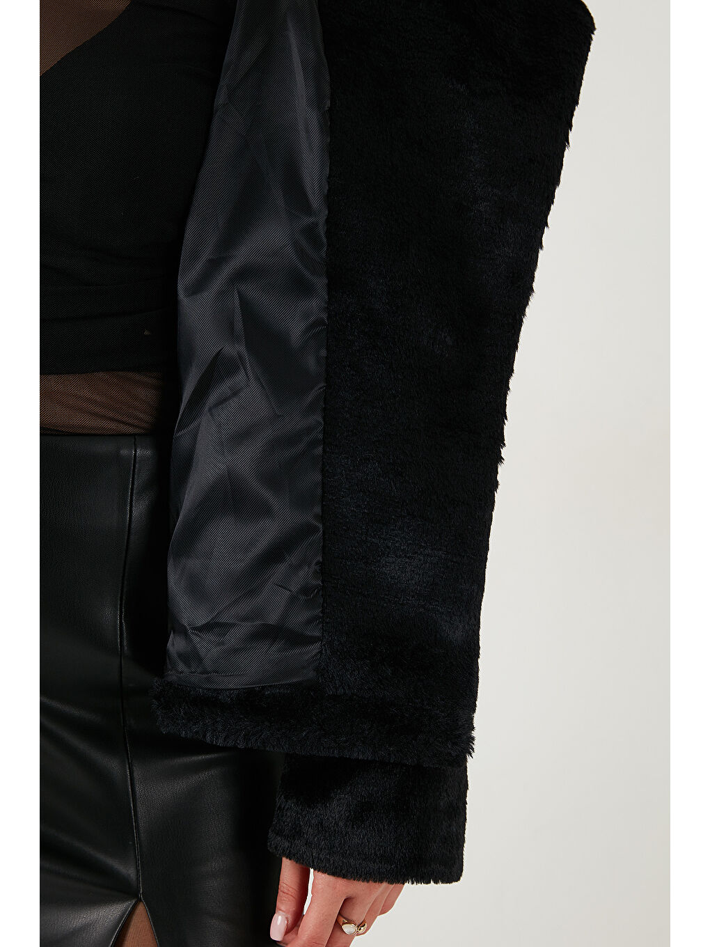 Siyah Oversize Geniş Yaka Çıtçıt Düğmeli Astarlı Pelüş Mont 6839623-5