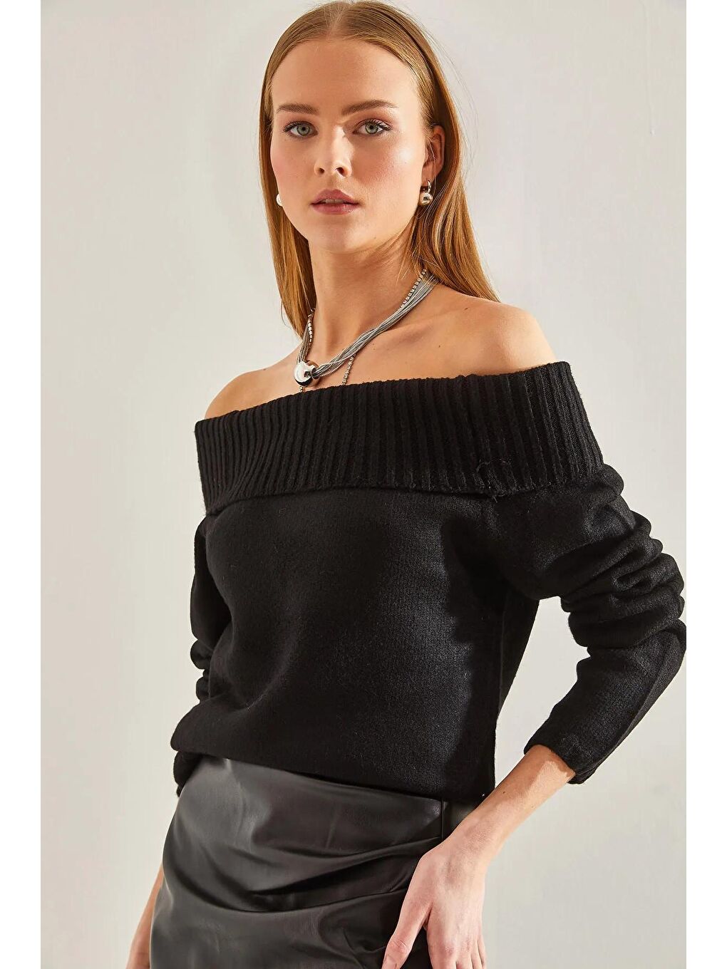 Siyah Kadın Madonna Yaka Triko Kazak-1