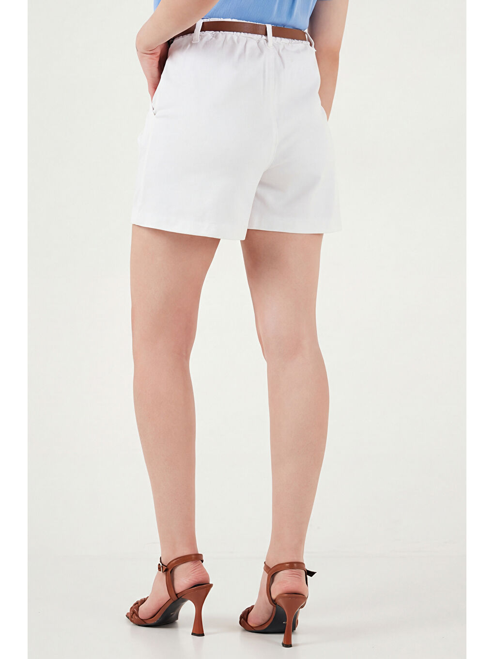 Beyaz Kemer Detaylı Relaxed Fit Yüksek Bel Pamuklu Kadın Şort 668YP5448-6