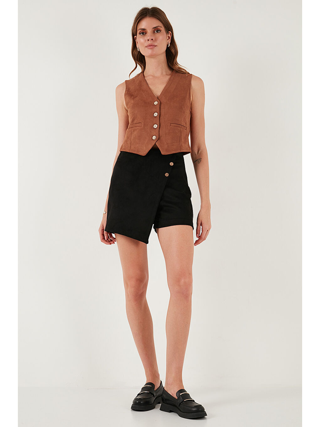 Kahverengi Fitted V Yaka Düğmeli Crop Scuba Süet Kadın Yelek 5865576-1