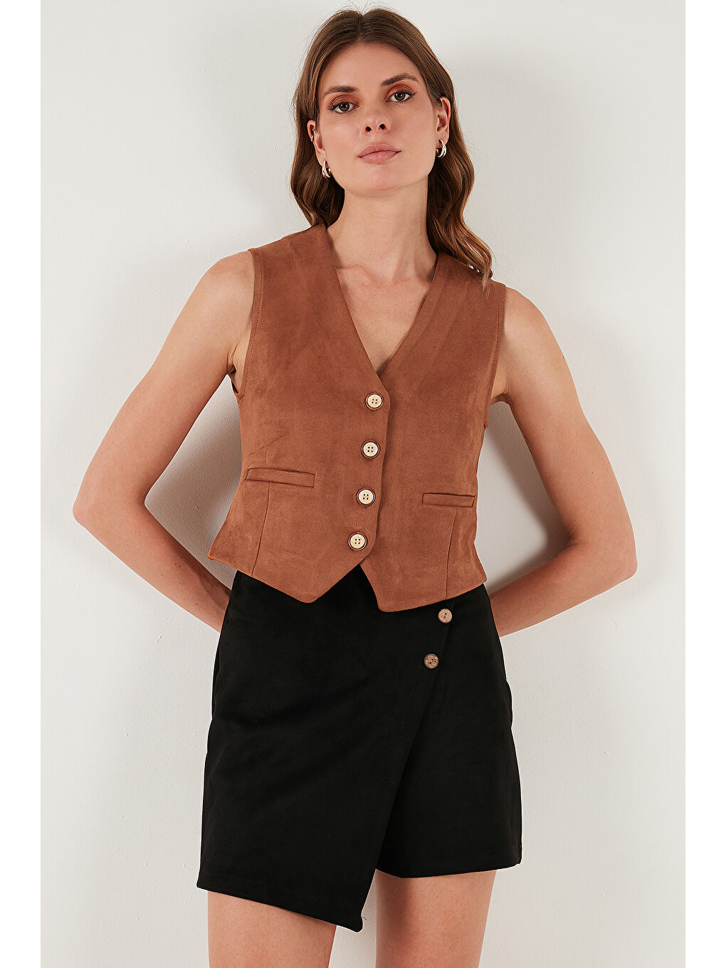 Kahverengi Fitted V Yaka Düğmeli Crop Scuba Süet Kadın Yelek 5865576-2