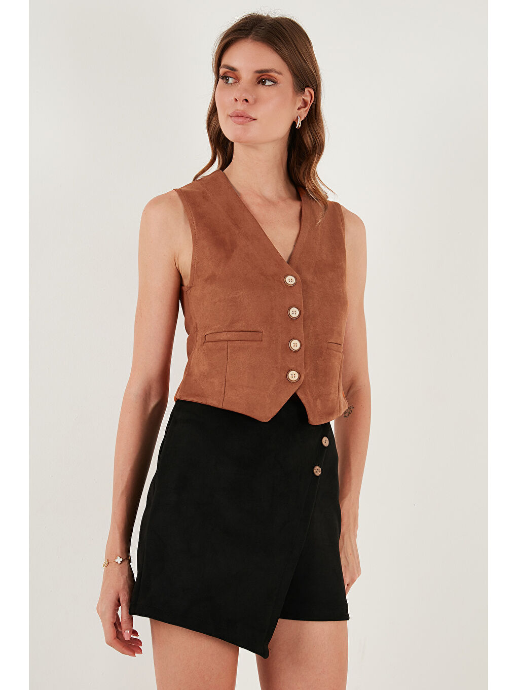 Kahverengi Fitted V Yaka Düğmeli Crop Scuba Süet Kadın Yelek 5865576-3