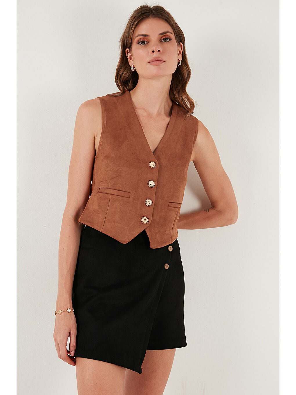 Kahverengi Fitted V Yaka Düğmeli Crop Scuba Süet Kadın Yelek 5865576-4