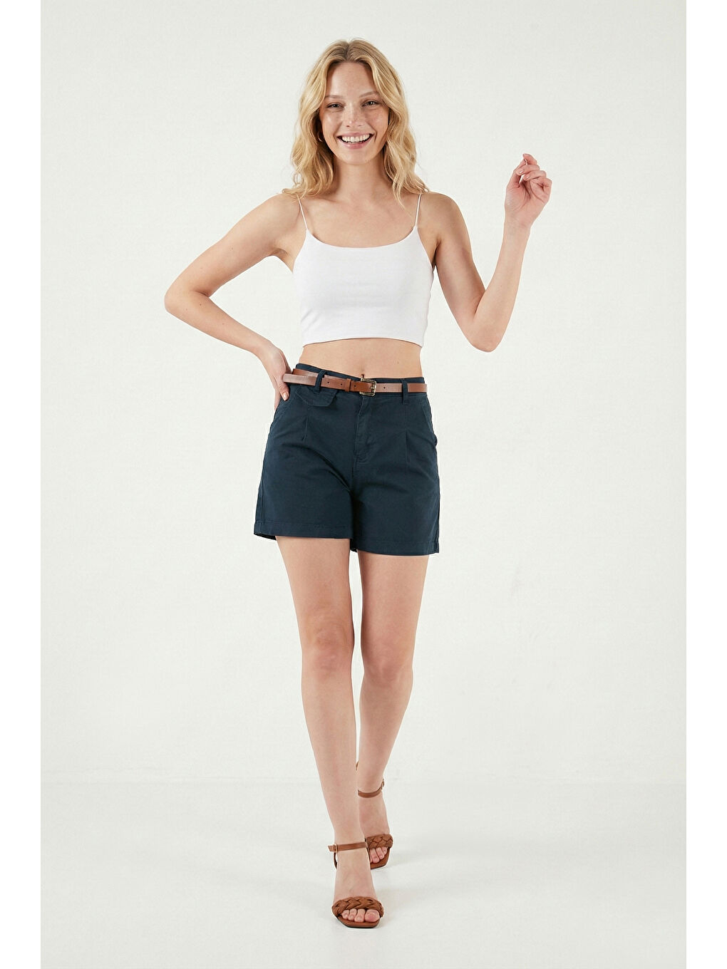 Lacivert Kemer Detaylı Relaxed Fit Yüksek Bel Pamuklu Kadın Şort 668YP5448-3
