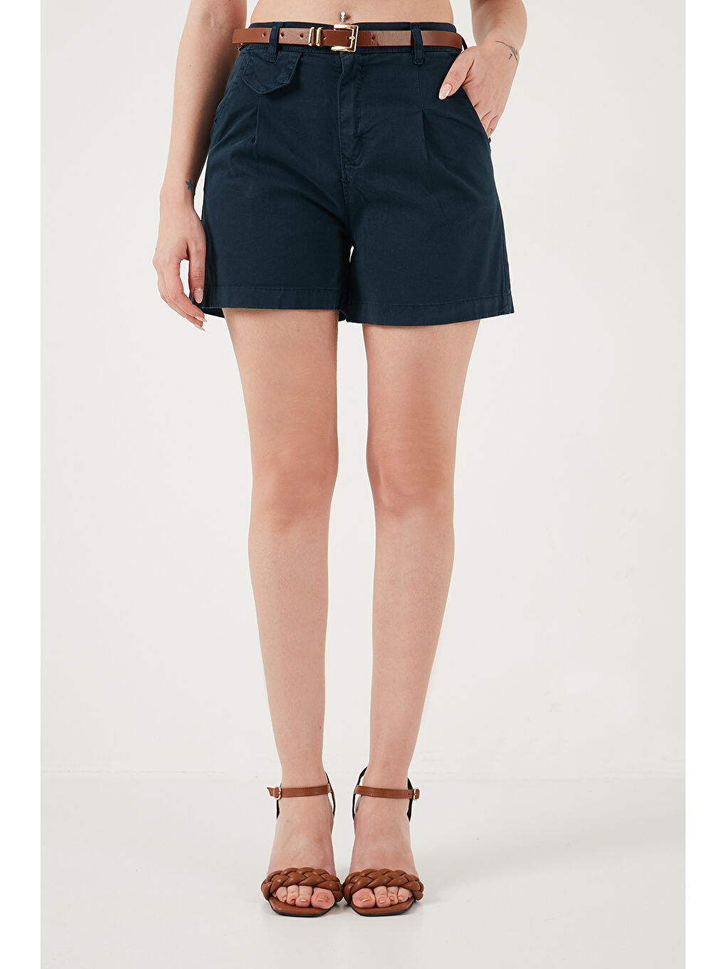 Lacivert Kemer Detaylı Relaxed Fit Yüksek Bel Pamuklu Kadın Şort 668YP5448-4