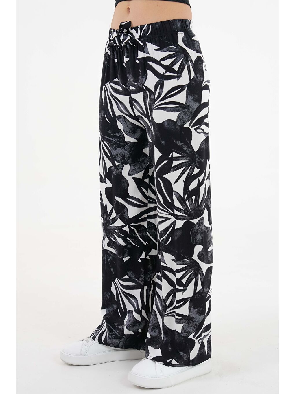 Beyaz Desenli Kadın Desenli Beli Lastikli Bağlamalı Bol Paça Dokuma Pantolon - Viskon-3