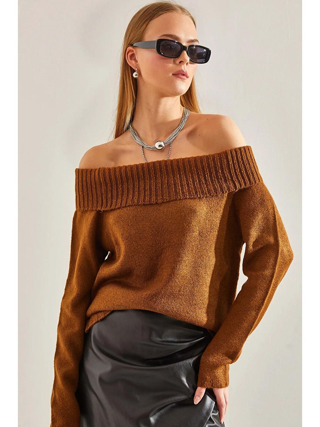 Kahverengi Kadın Madonna Yaka Triko Kazak