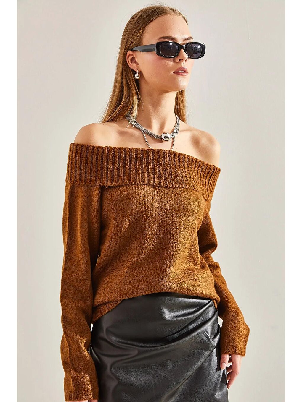 Kahverengi Kadın Madonna Yaka Triko Kazak-1