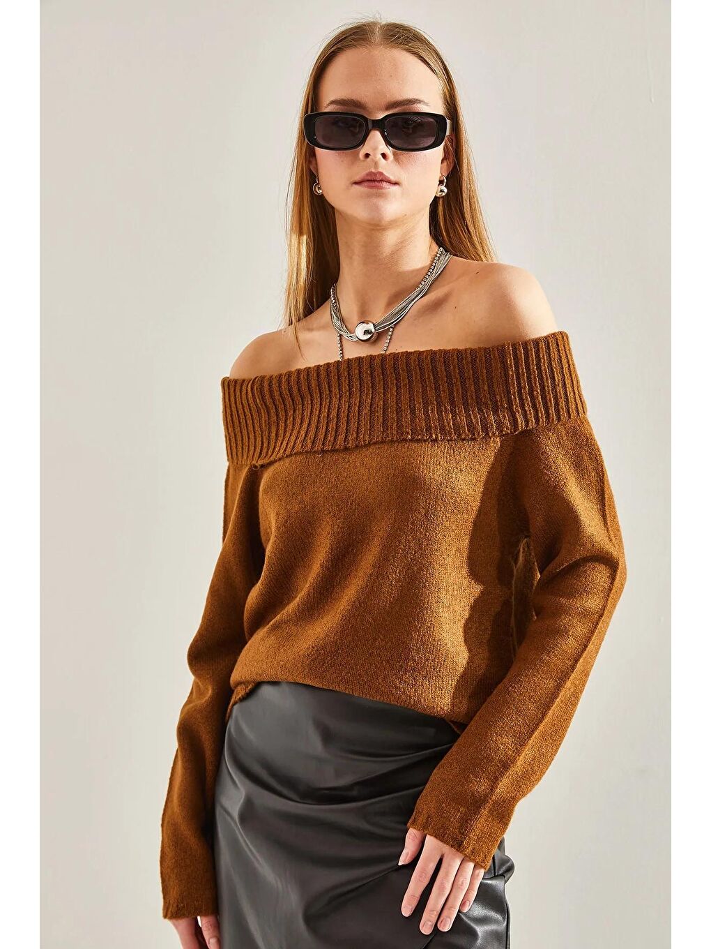 Kahverengi Kadın Madonna Yaka Triko Kazak-2