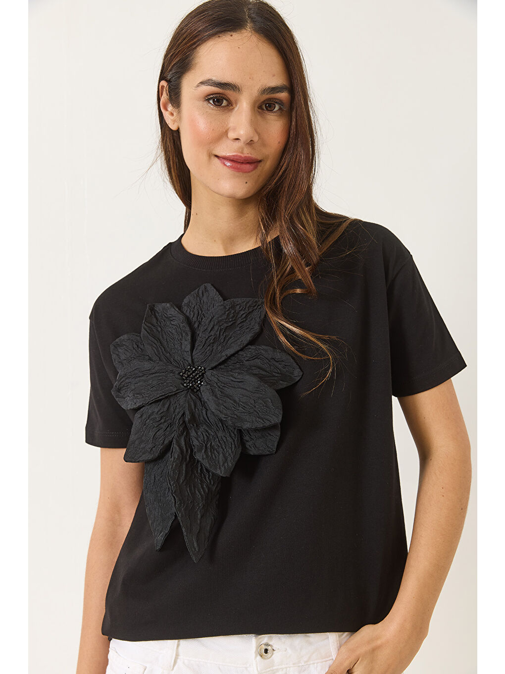 Siyah Kadın Çiçek Aksesuarlı Kısa Kollu Pamuklu T-Shirt-1