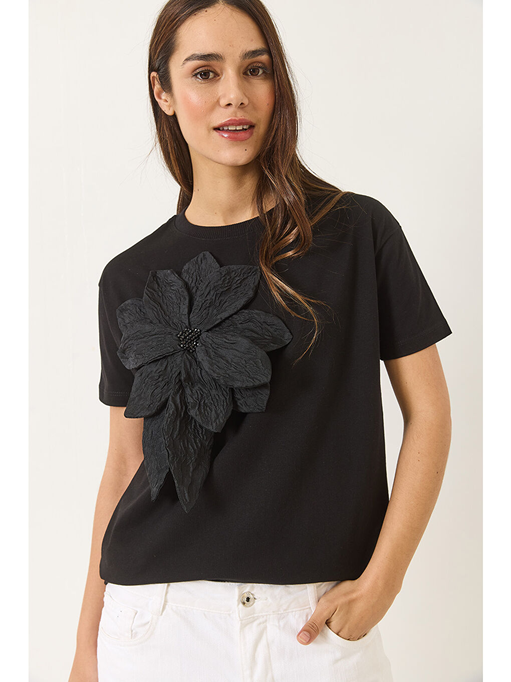 Siyah Kadın Çiçek Aksesuarlı Kısa Kollu Pamuklu T-Shirt-2