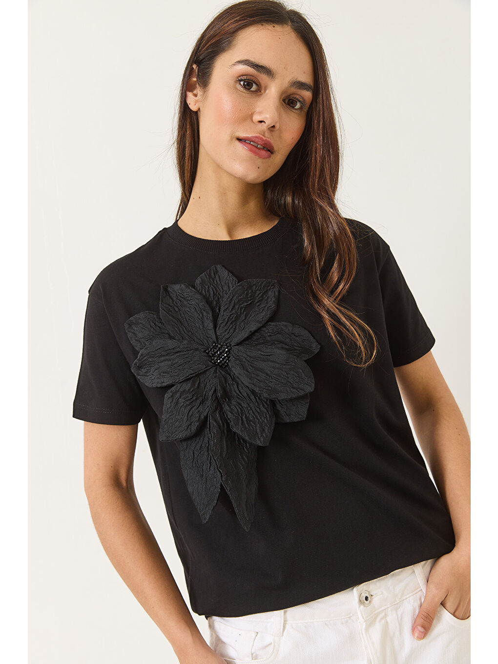 Siyah Kadın Çiçek Aksesuarlı Kısa Kollu Pamuklu T-Shirt-3