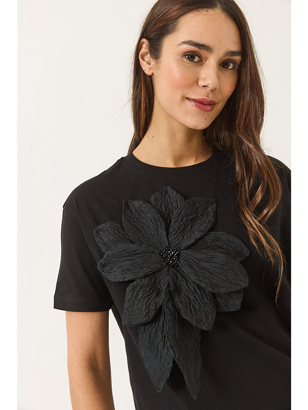 Siyah Kadın Çiçek Aksesuarlı Kısa Kollu Pamuklu T-Shirt-4