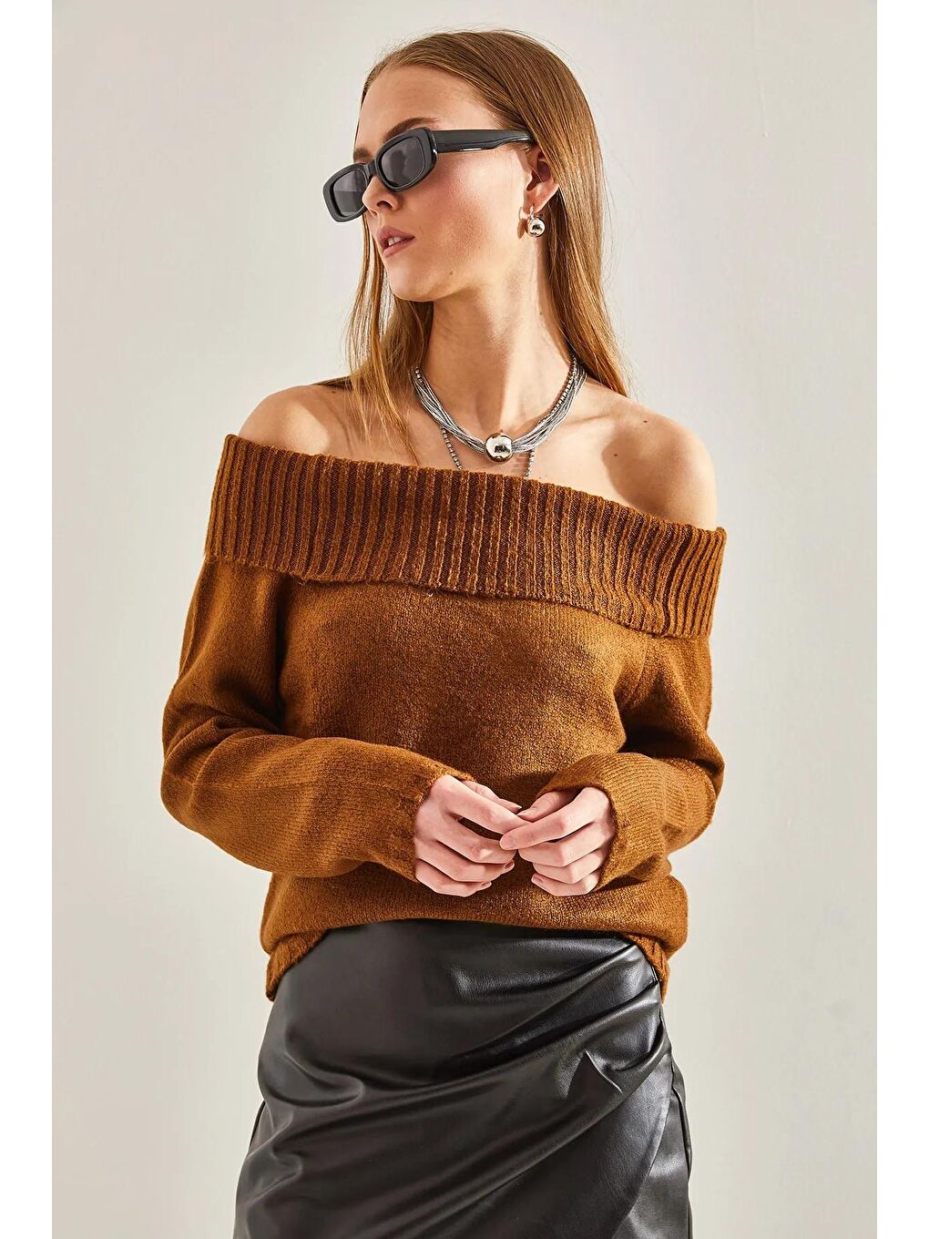 Kahverengi Kadın Madonna Yaka Triko Kazak-4