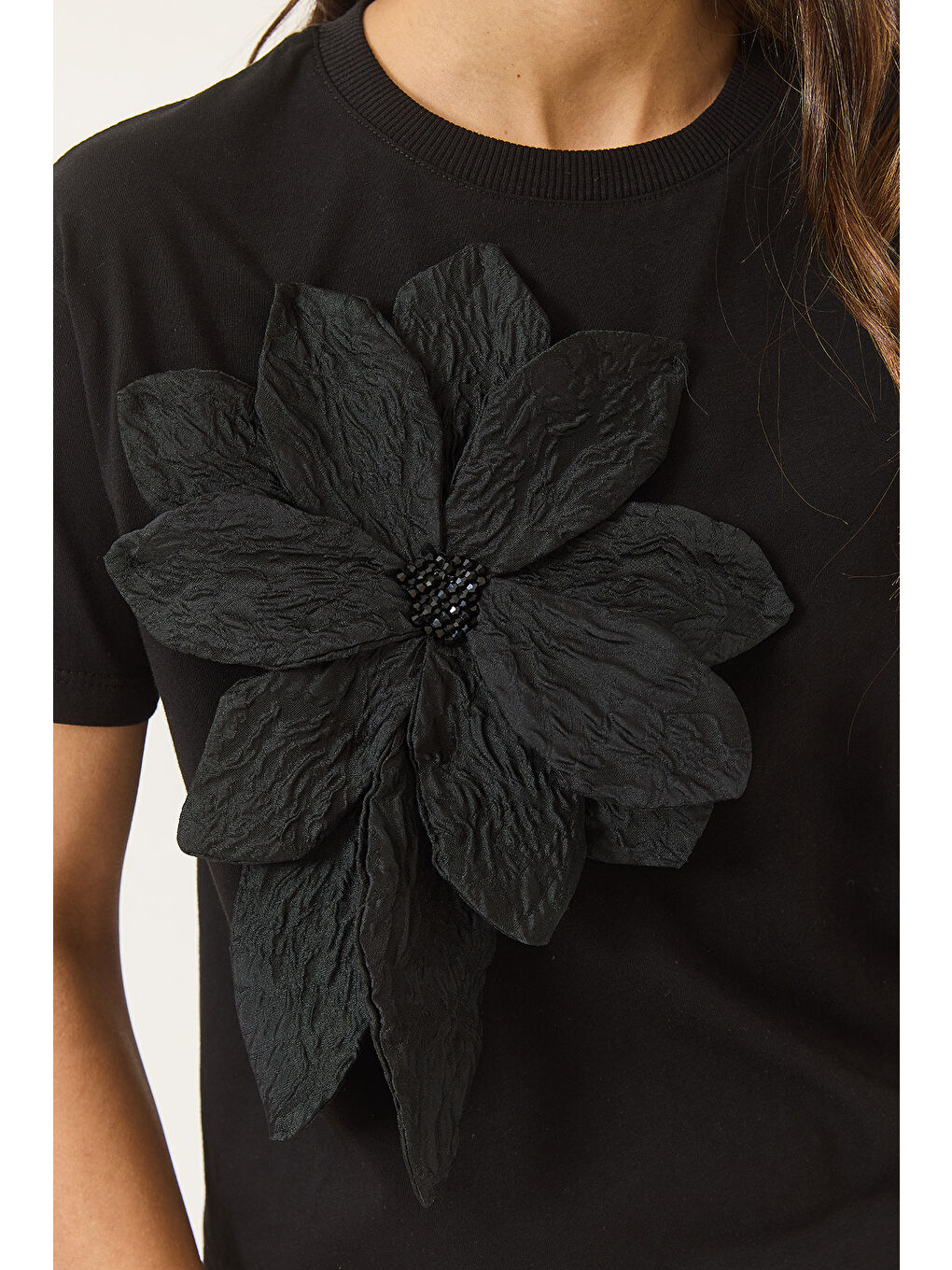 Siyah Kadın Çiçek Aksesuarlı Kısa Kollu Pamuklu T-Shirt-5