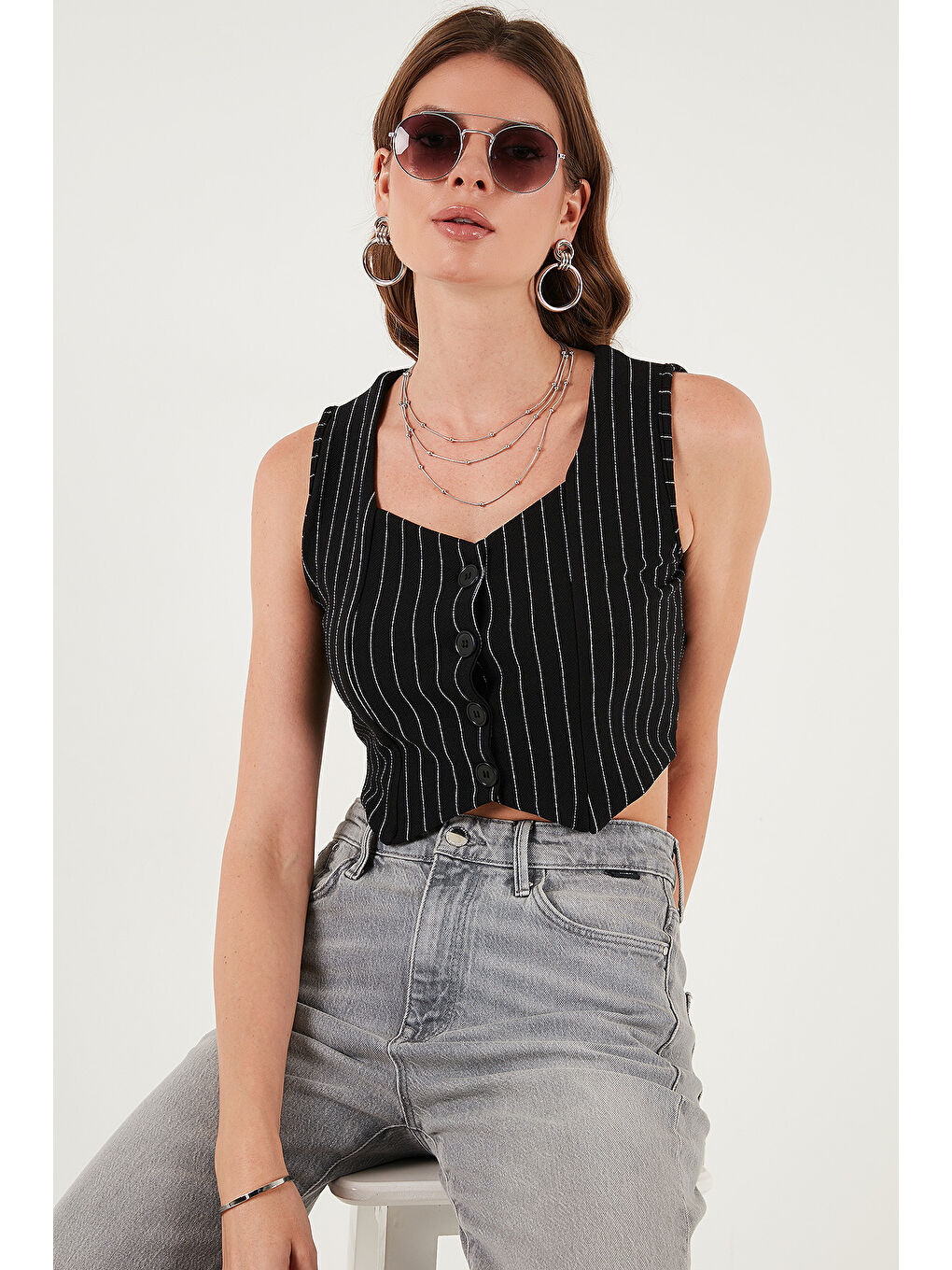 Beyaz Slim Fit Kalp Yaka Düğmeli Kalın Askılı Kadın Crop Yelek 5865497