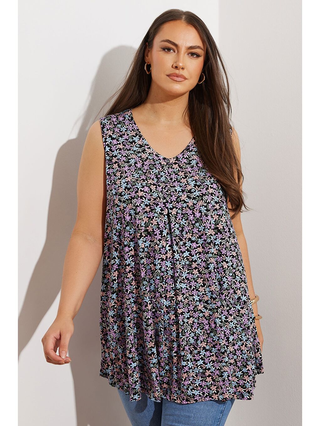 Karışık Büyük Beden Sıfır Kol V Yaka Çiçek Desenli Eteği Bollaşan Bluz 303420