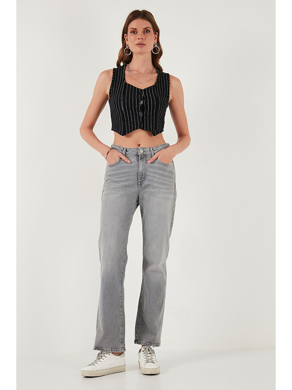 Beyaz Slim Fit Kalp Yaka Düğmeli Kalın Askılı Kadın Crop Yelek 5865497-1