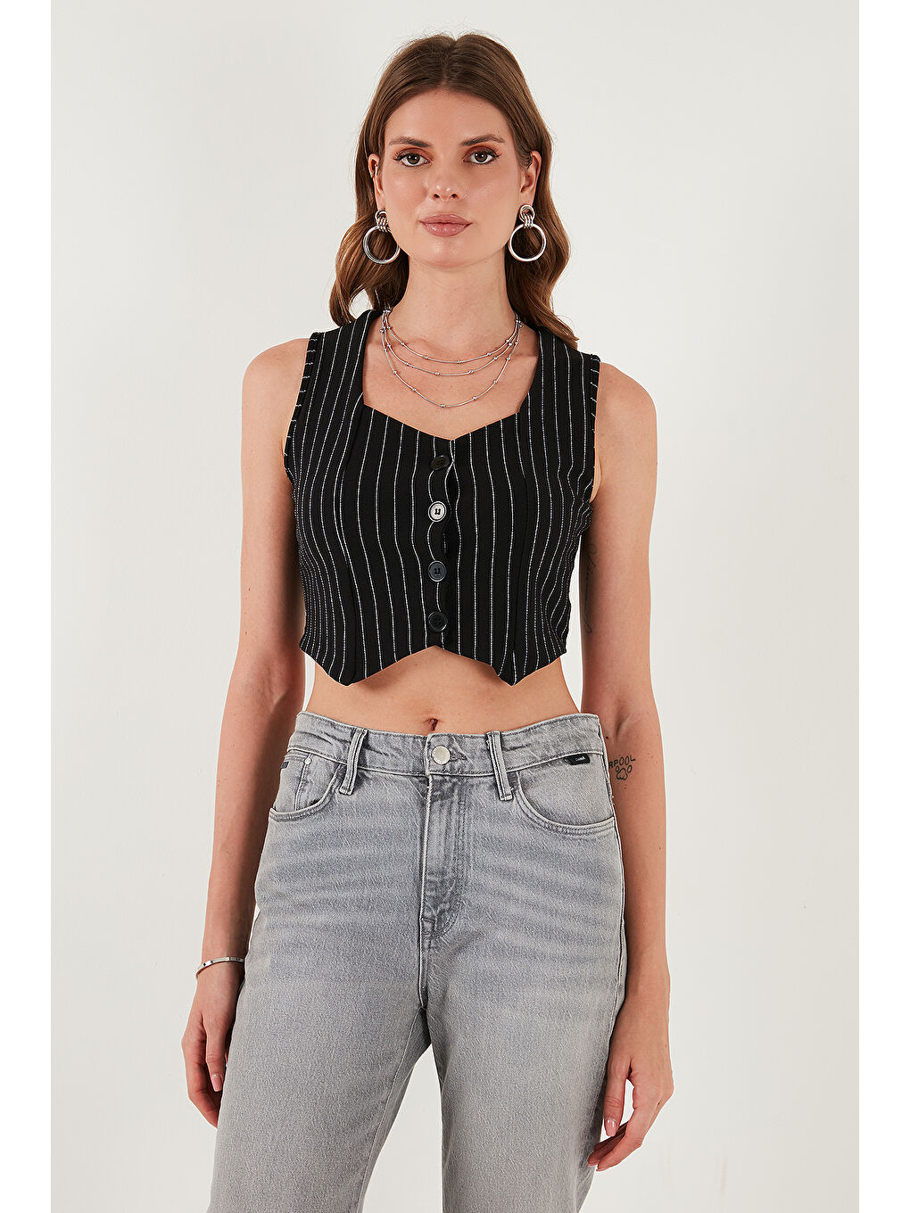 Beyaz Slim Fit Kalp Yaka Düğmeli Kalın Askılı Kadın Crop Yelek 5865497-2