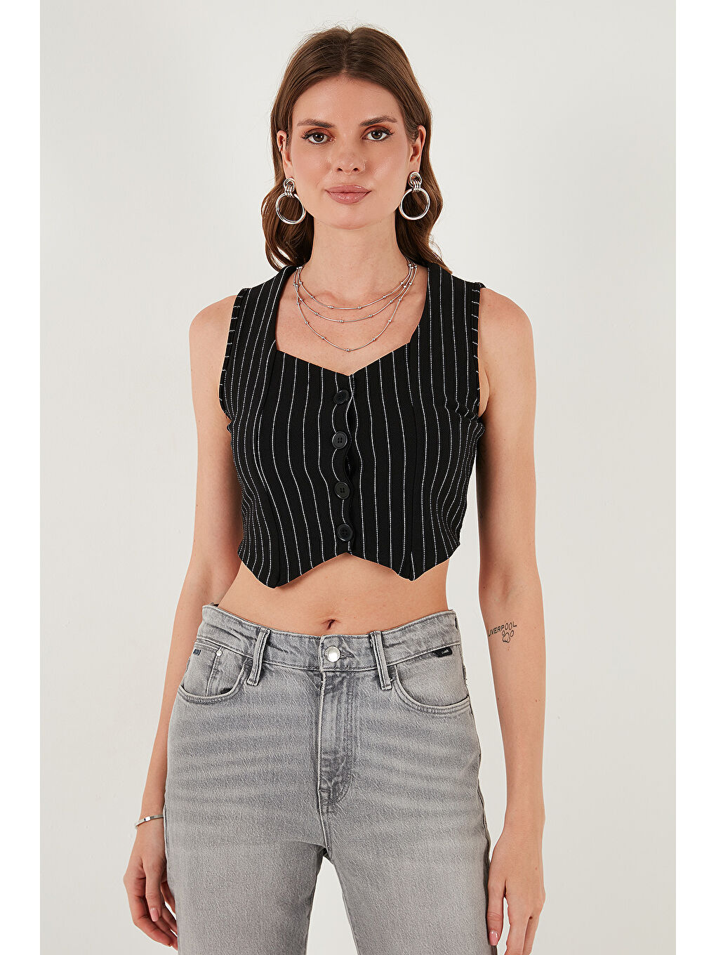 Beyaz Slim Fit Kalp Yaka Düğmeli Kalın Askılı Kadın Crop Yelek 5865497-3