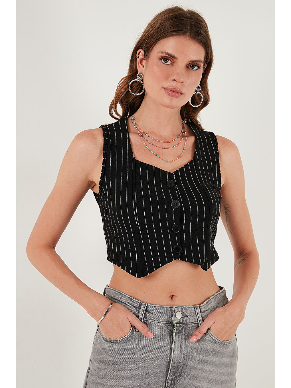 Beyaz Slim Fit Kalp Yaka Düğmeli Kalın Askılı Kadın Crop Yelek 5865497-4