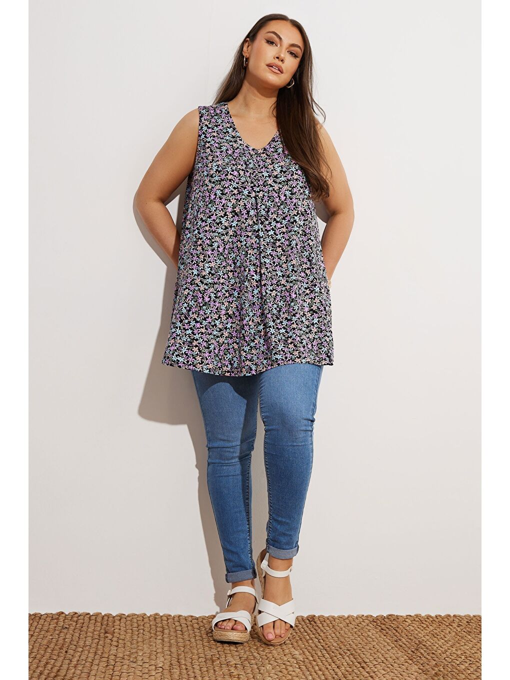 Karışık Büyük Beden Sıfır Kol V Yaka Çiçek Desenli Eteği Bollaşan Bluz 303420-1