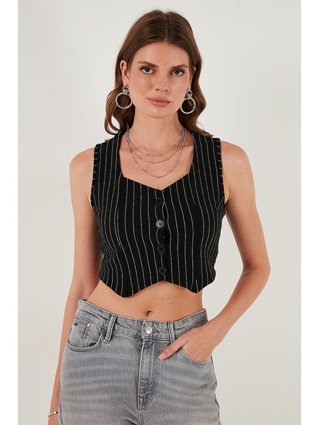 Beyaz Slim Fit Kalp Yaka Düğmeli Kalın Askılı Kadın Crop Yelek 5865497-5