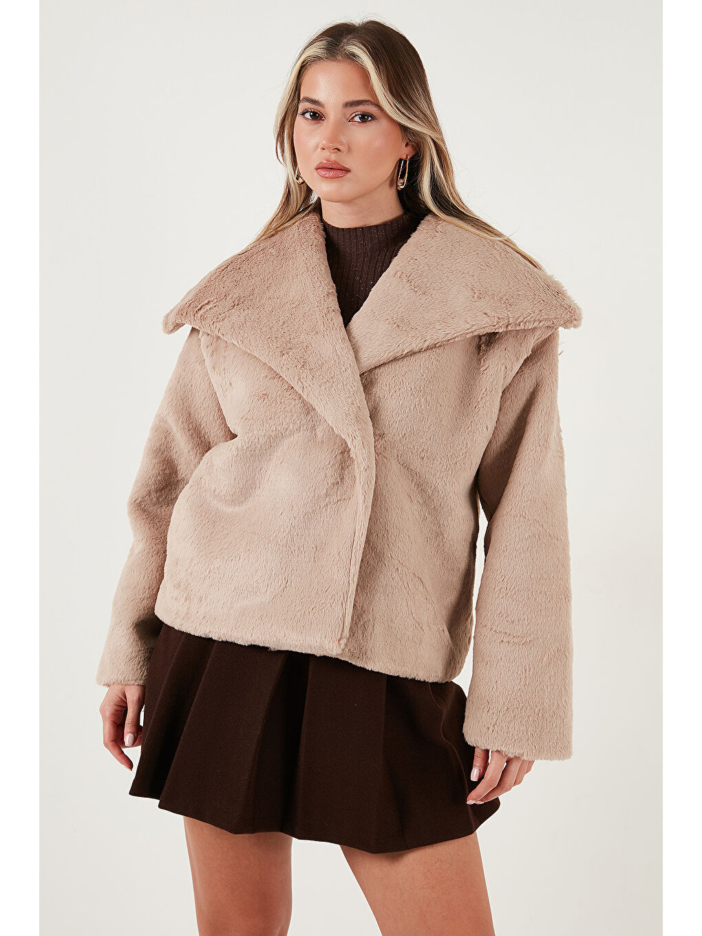 Bej Oversize Geniş Yaka Çıtçıt Düğmeli Astarlı Pelüş Mont 6839623-3