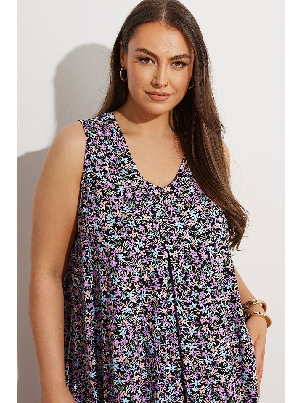 Karışık Büyük Beden Sıfır Kol V Yaka Çiçek Desenli Eteği Bollaşan Bluz 303420-3