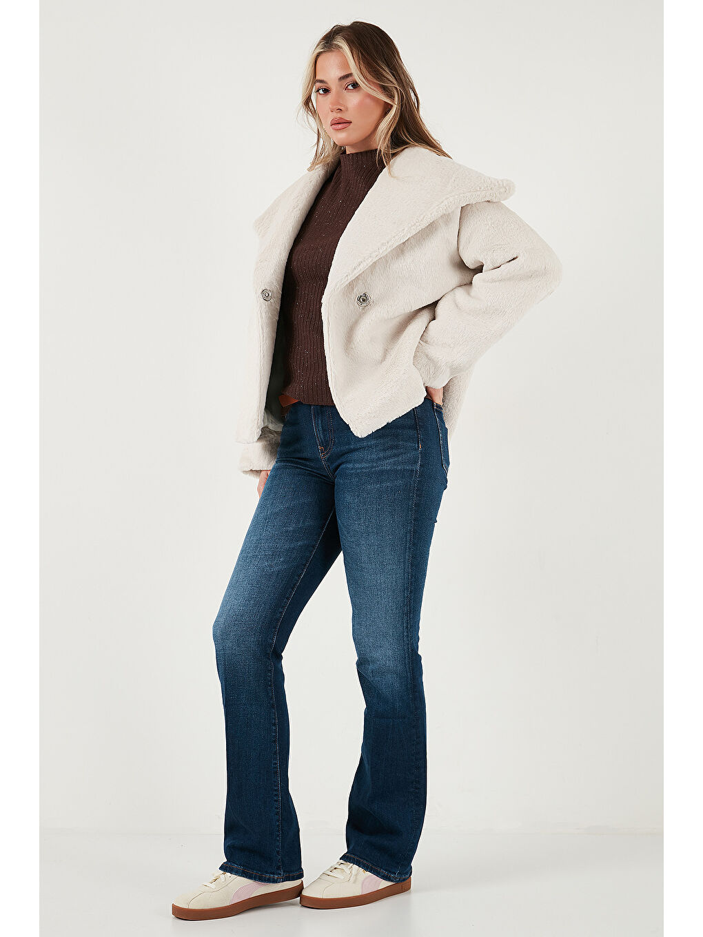 Beyaz Oversize Geniş Yaka Çıtçıt Düğmeli Astarlı Pelüş Mont 6839623-1