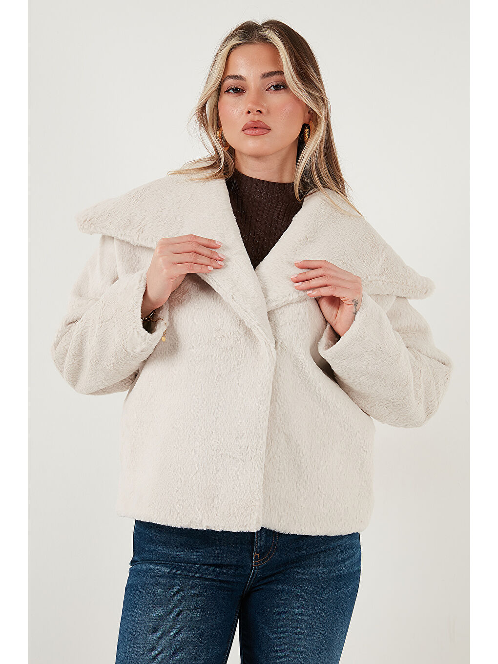 Beyaz Oversize Geniş Yaka Çıtçıt Düğmeli Astarlı Pelüş Mont 6839623-2