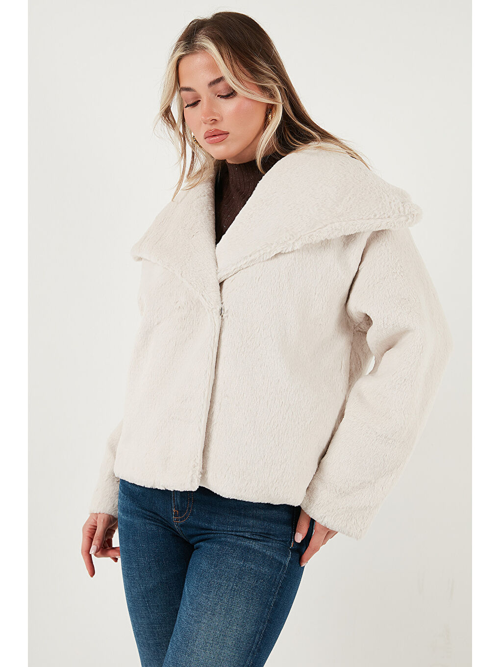 Beyaz Oversize Geniş Yaka Çıtçıt Düğmeli Astarlı Pelüş Mont 6839623-3