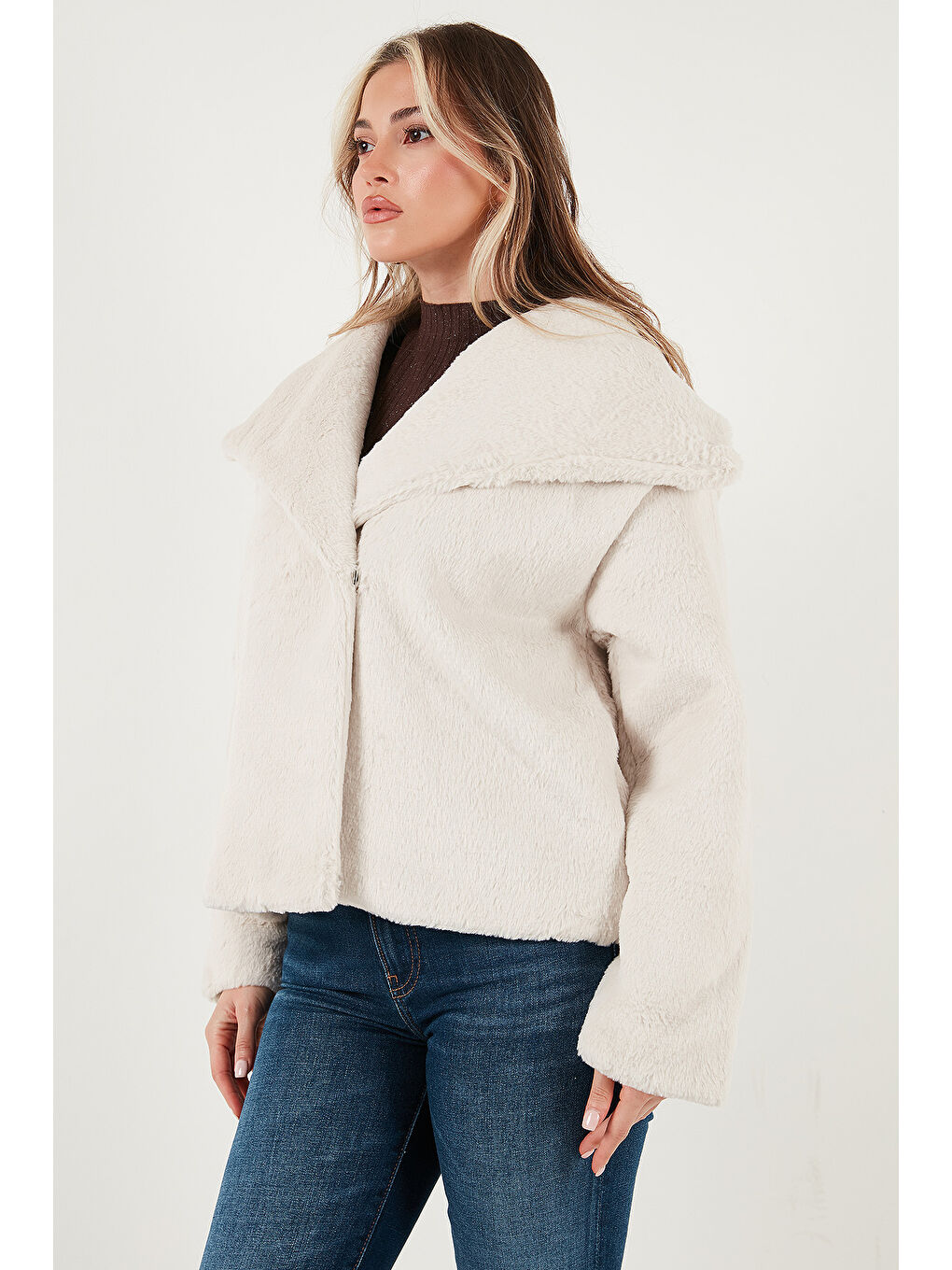 Beyaz Oversize Geniş Yaka Çıtçıt Düğmeli Astarlı Pelüş Mont 6839623-4