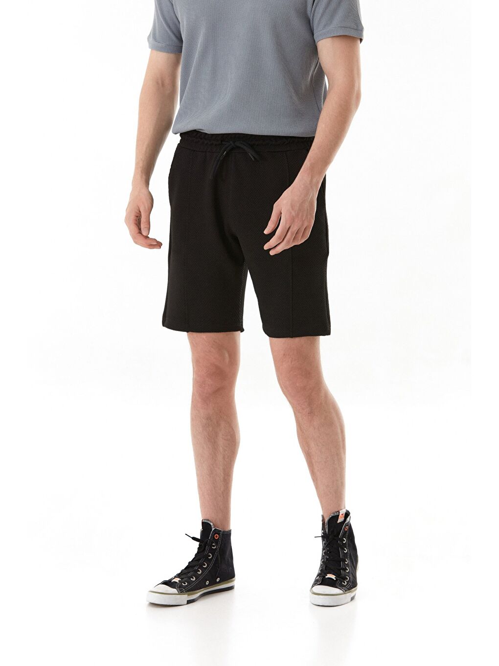 Siyah Petek Kumaş Beli Bağlamalı Cepli Şort-2