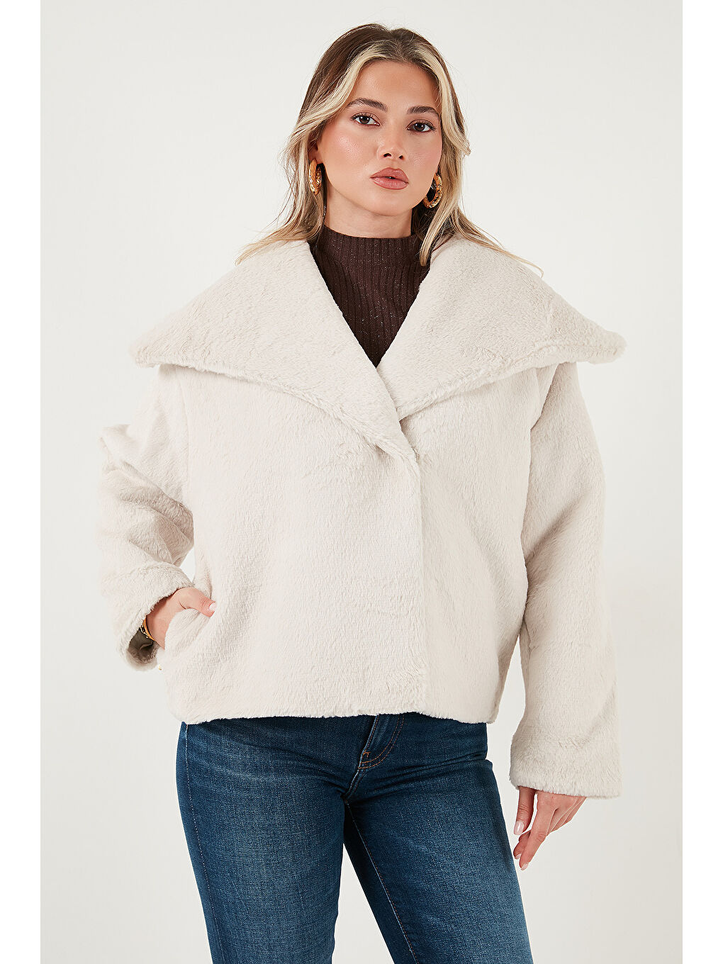 Beyaz Oversize Geniş Yaka Çıtçıt Düğmeli Astarlı Pelüş Mont 6839623-5