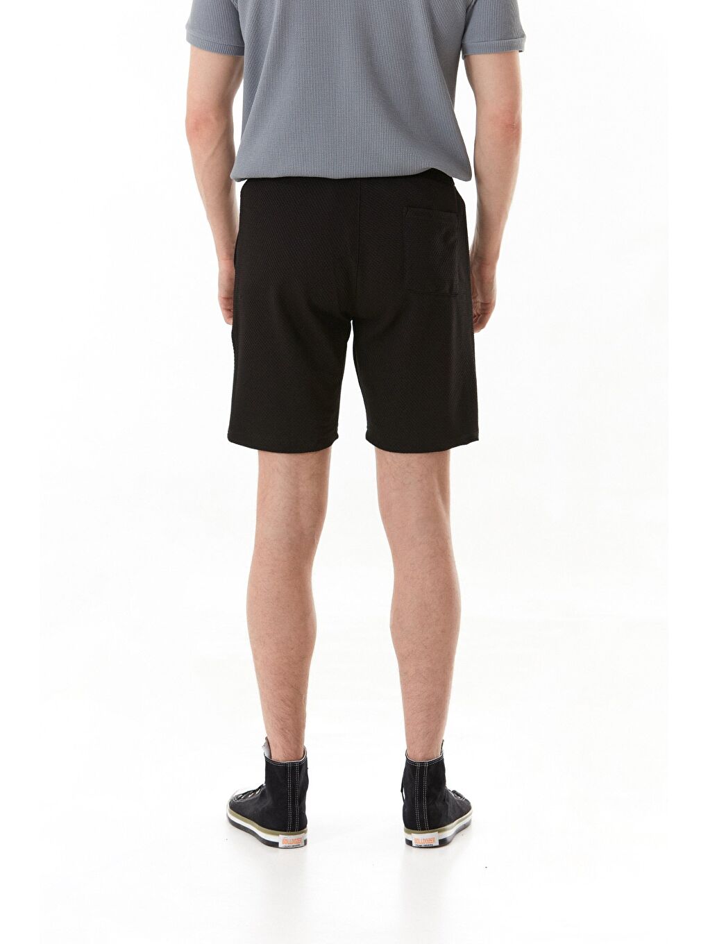 Siyah Petek Kumaş Beli Bağlamalı Cepli Şort-4