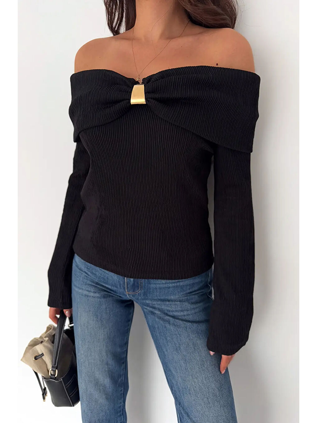 Siyah Kadın Omuz Açık Toka Detaylı Bluz