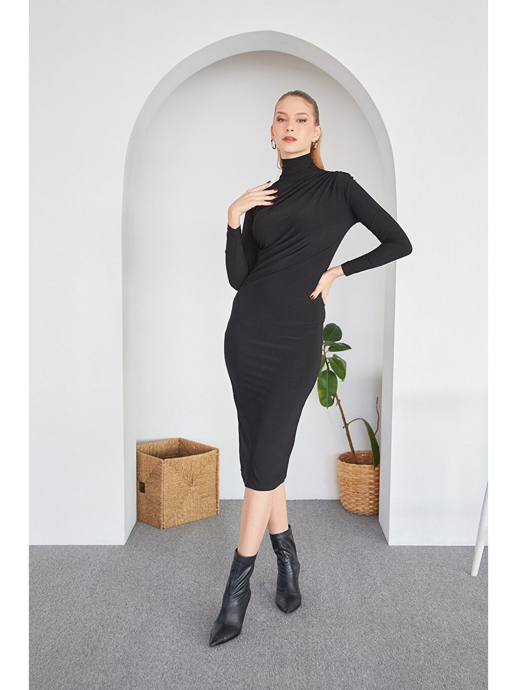 Siyah Yanı Büzgülü Balıkçı Yaka Elbise