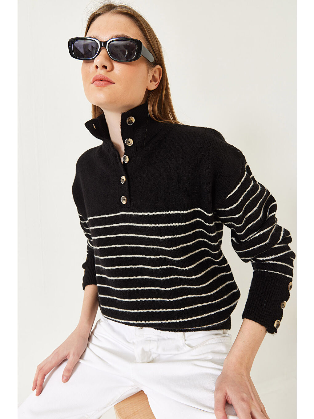 Siyah Kadın Kolu Düğmeli Patlı Triko Kazak-3