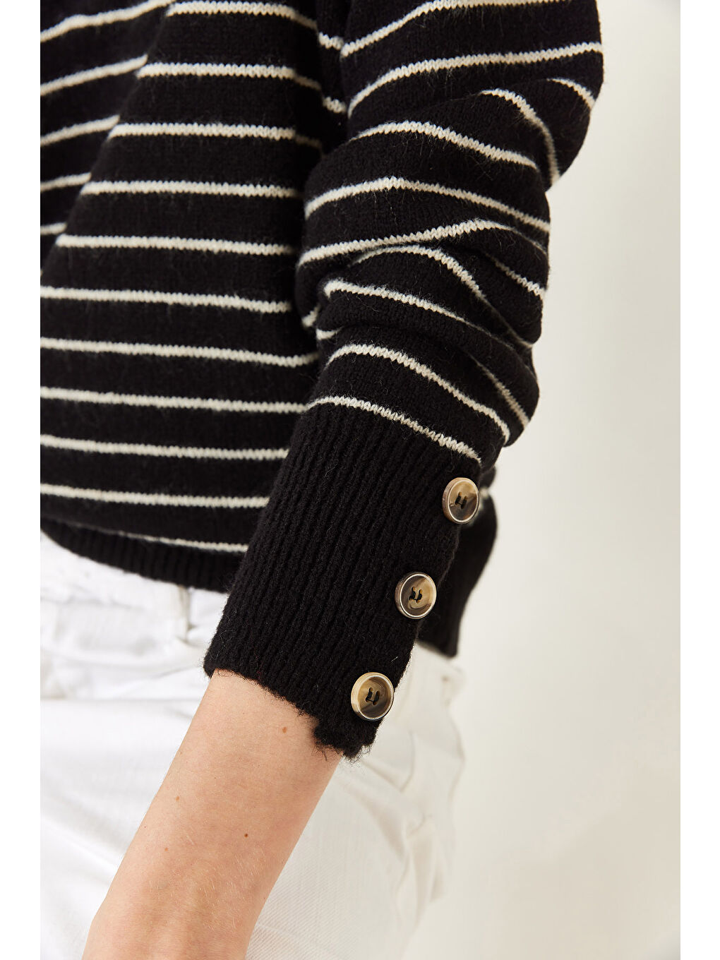 Siyah Kadın Kolu Düğmeli Patlı Triko Kazak-4