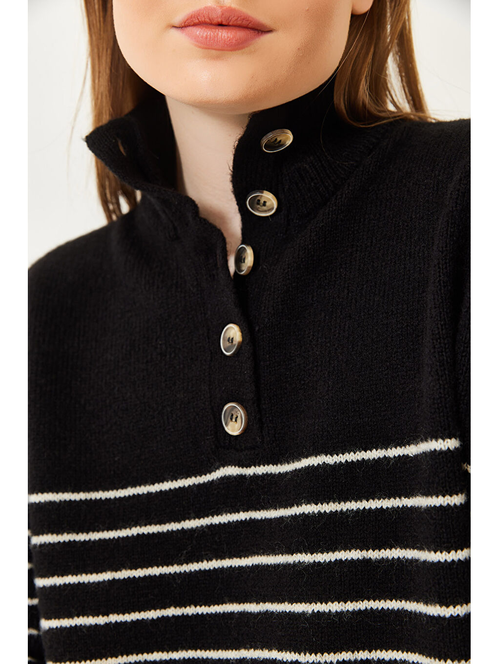 Siyah Kadın Kolu Düğmeli Patlı Triko Kazak-5