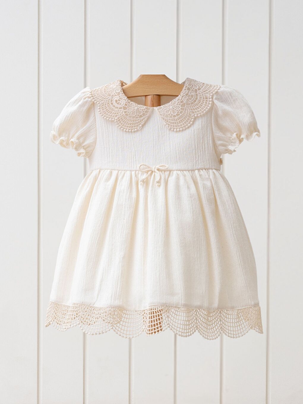 Bej Bebe Yaka Kısa Kollu Dantel Detaylı Kız Bebek Elbise-1